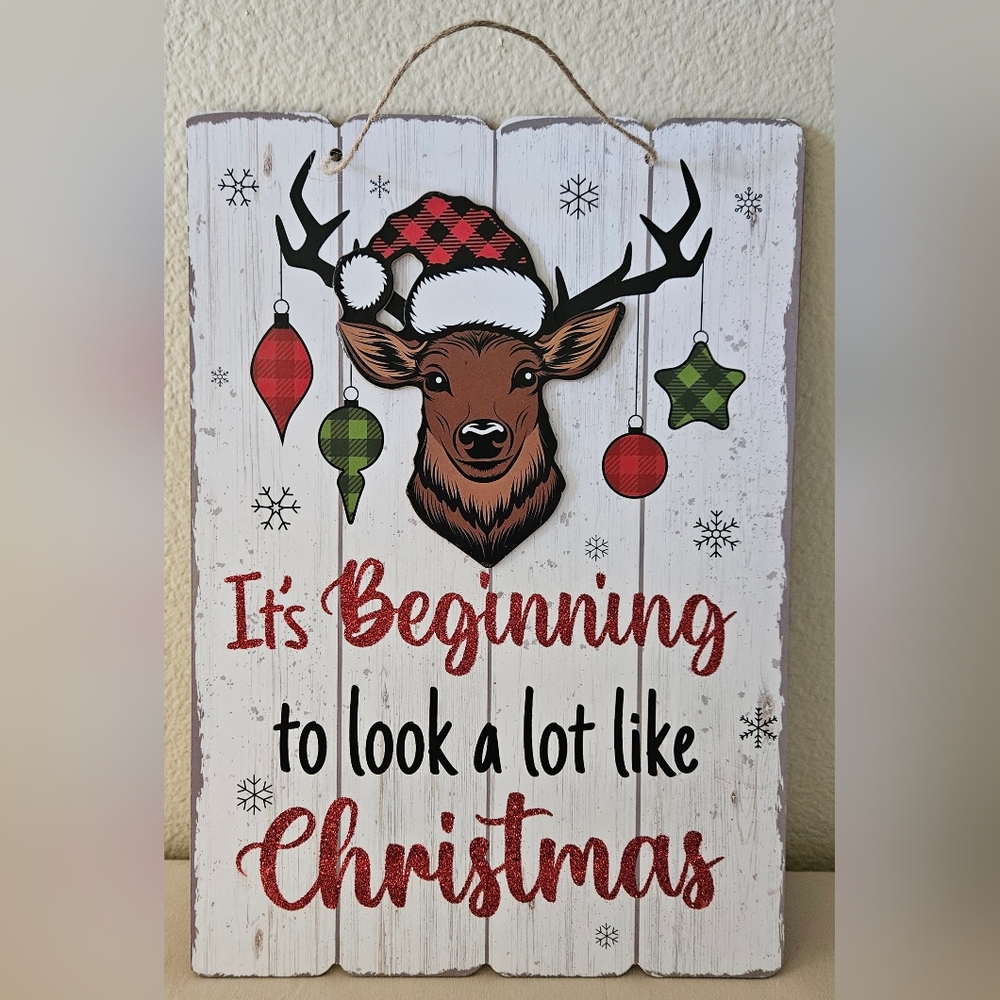 "It's Beginning to look a lot like Christmas" Wooden Wall Plaque NEW